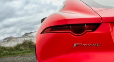 Jaguar presenta la F-Type dotata del nuovo quattro cilindri benzina sovralimentato