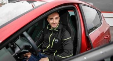 Andrea Dovizioso, Ambassador Seat, riceve le chiavi della nuova Leon Cupra da 300 cavalli