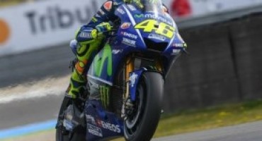 MotoGP: Valentino Rossi vince per la decima volta ad Assen, davanti ad uno strepitoso Petrucci