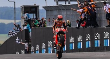 MotoGP-GP Sachsenring: stratosferico Marquez che vince davanti a un grande Folger. Male le Ducati