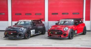 MINI Challenge 2020, la nuova stagione strizza l’occhio ai piloti Under 25, con la formula MINI Challenge Lite