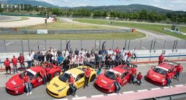 Drive Center, incentive ed eventi aziendali in pista alla guida di Ferrari Challenge da competizione