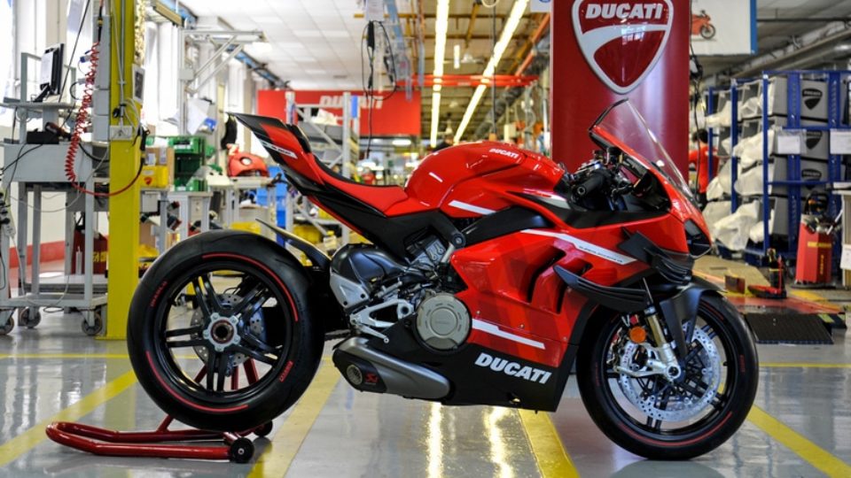 02_DUCATI_SUPERLEGGERAV4_001_UC169969_High.jpg