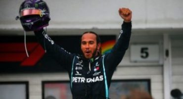 Formula 1, GP Ungheria, Lewis Hamilton vince all’Hungaroring e sale in vetta al Mondiale