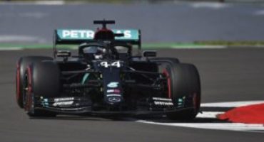 Formula 1 – GP Gran Bretagna, Hamilton vince su tre ruote davanti a Verstappen e Leclerc