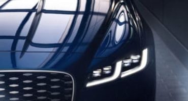 Nuova Jaguar XF, elegante, raffinata, si rinnova dentro e fuori