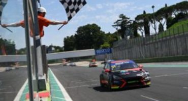 TCR Italy, Kevin Ceccon conquista la prima vittoria, davanti a Buri e Tavano